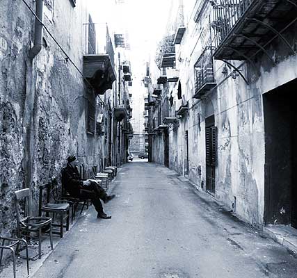 Stühle in einer Straße in Palermo